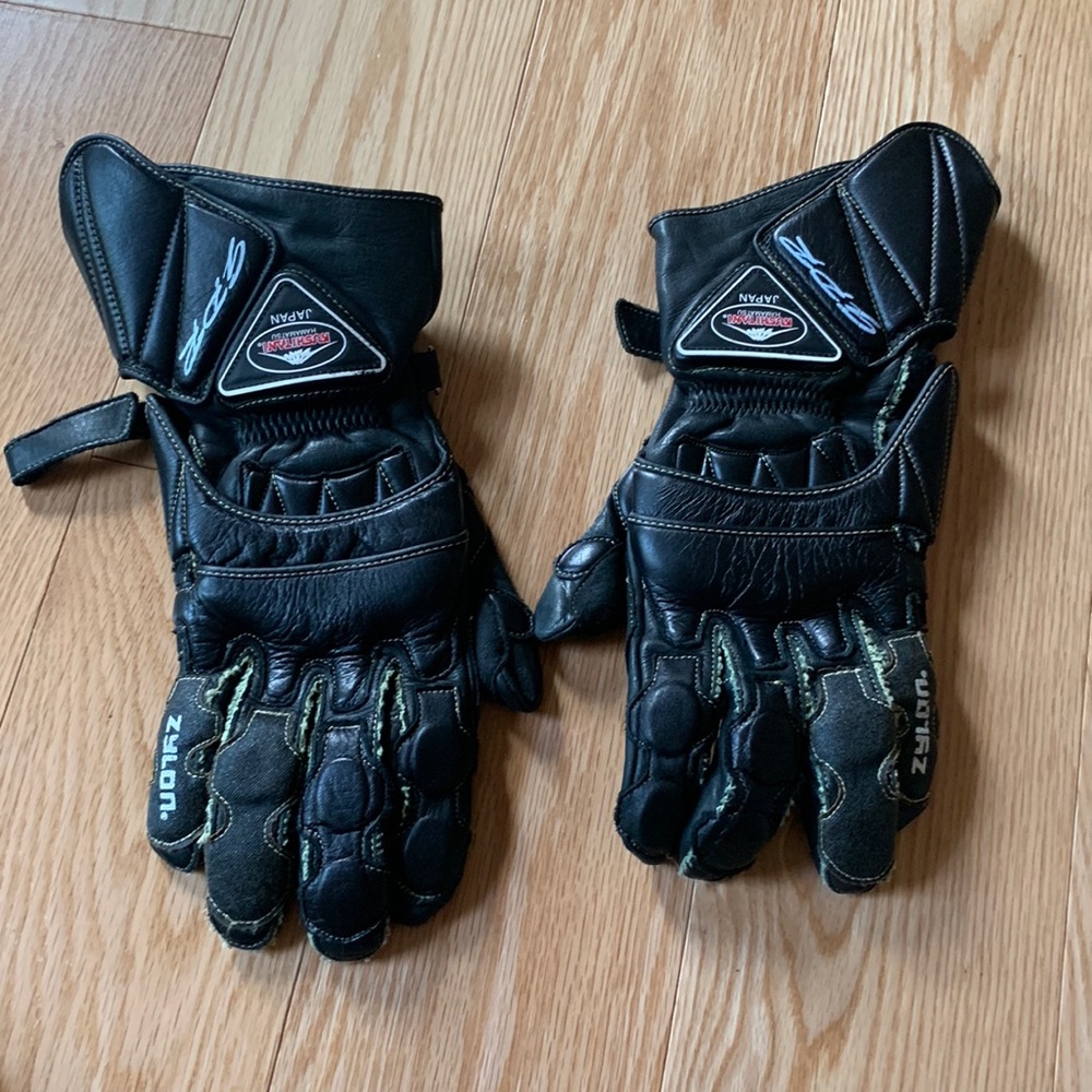 Motorcycle riding gloves